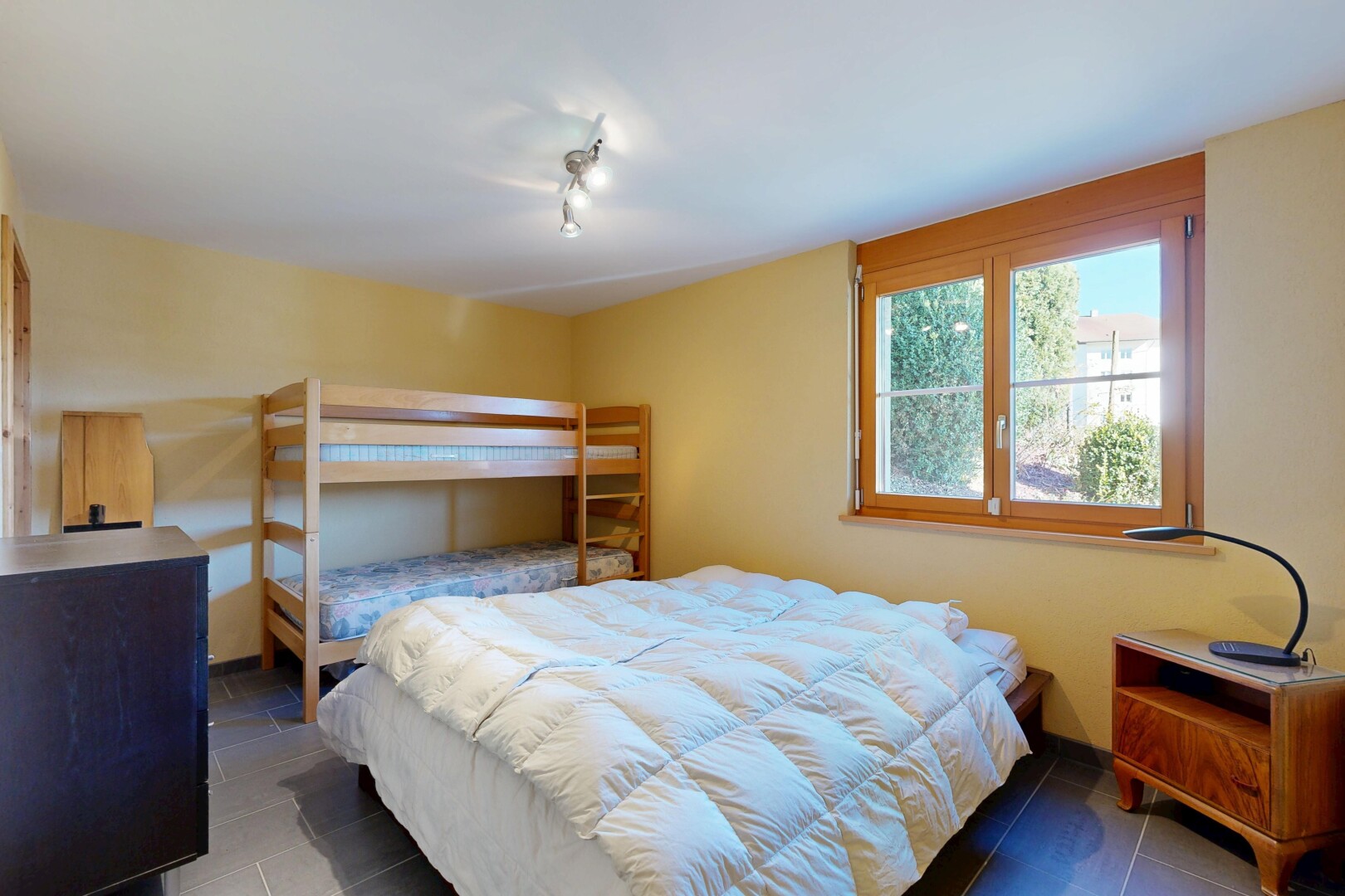 zimmer / schlafzimmer mit gipskartonwand, drywall, inside property, natürliches licht, und natural light