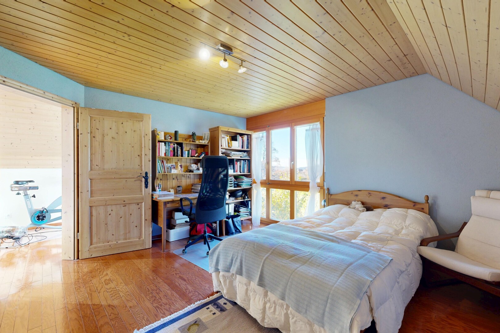 zimmer / schlafzimmer mit holzdecke, wood ceiling, bürobereich, holzfußboden, und wood finish floor