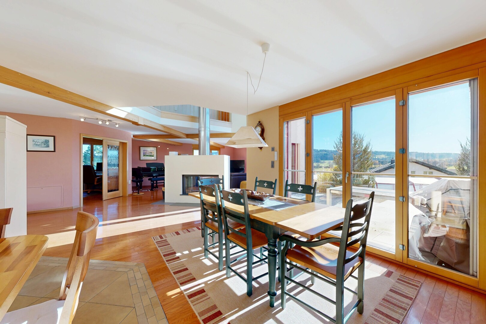 esszimmer mit inside property, natürliches licht, natural light, holzfußboden, und wood finish floor