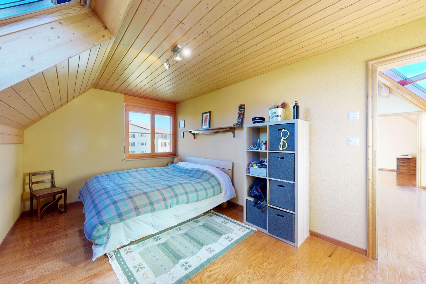zimmer / schlafzimmer mit holzdecke, wood ceiling, natürliches licht, natural light, und holzfußboden