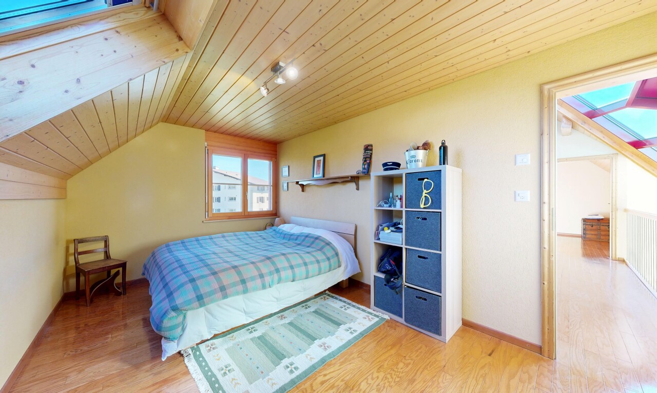 zimmer / schlafzimmer mit holzdecke, wood ceiling, natürliches licht, natural light, und holzfußboden
