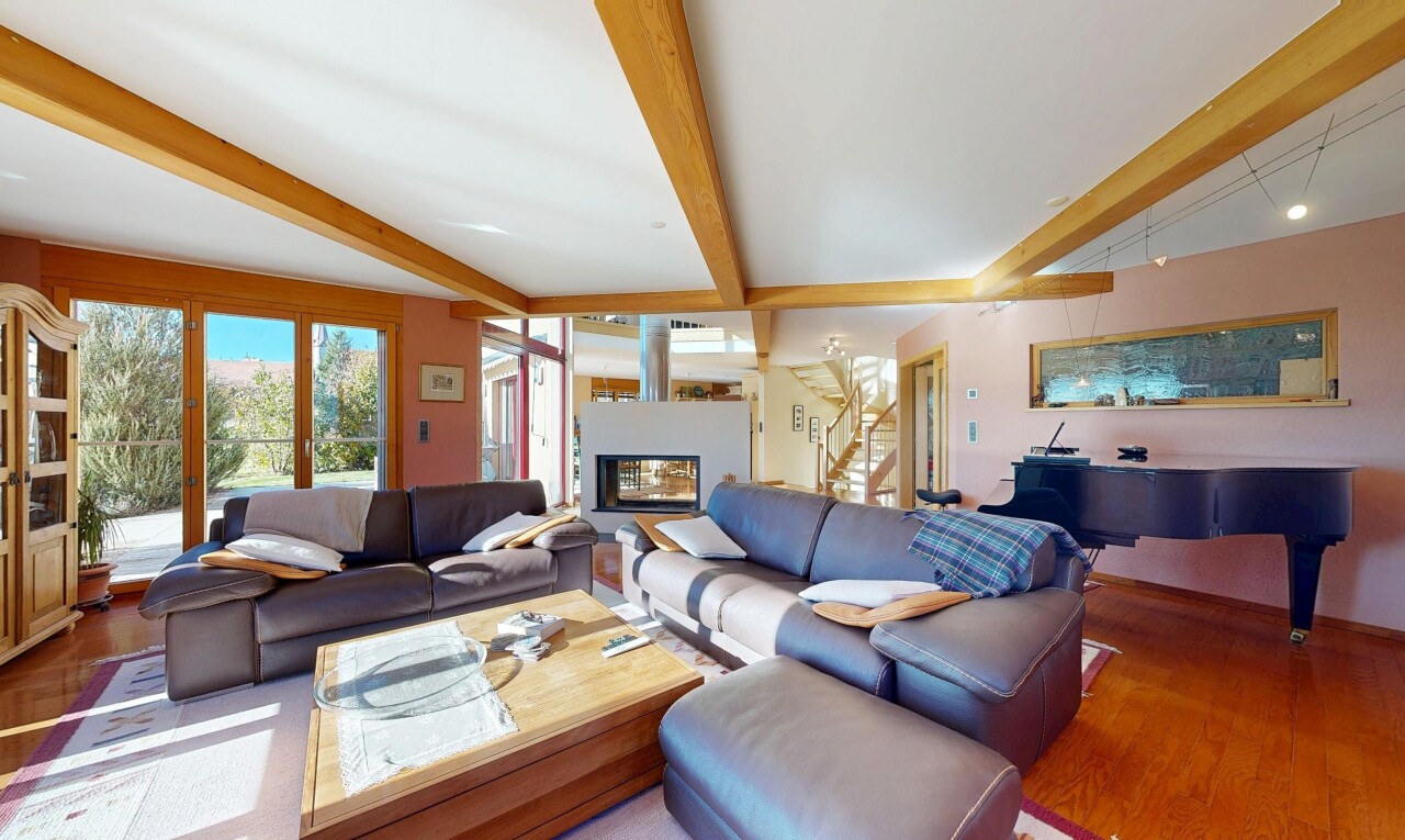 wohnzimmer mit inside property, holzfußboden, wood finish floor, balkendecke, und beamed ceiling