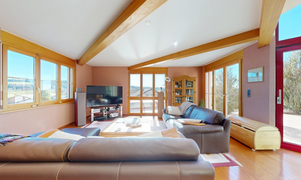 wohnzimmer mit inside property, fernseher, gipskartonwand, drywall, und holzfußboden