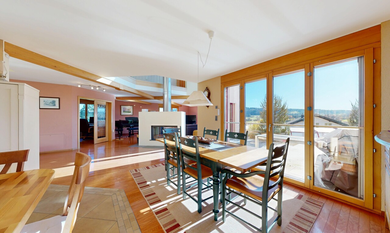 esszimmer mit inside property, natürliches licht, natural light, holzfußboden, und wood finish floor