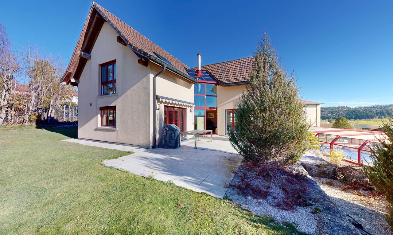 Familienhaus mit Panoramasicht, Pool & grossem Grundstück
