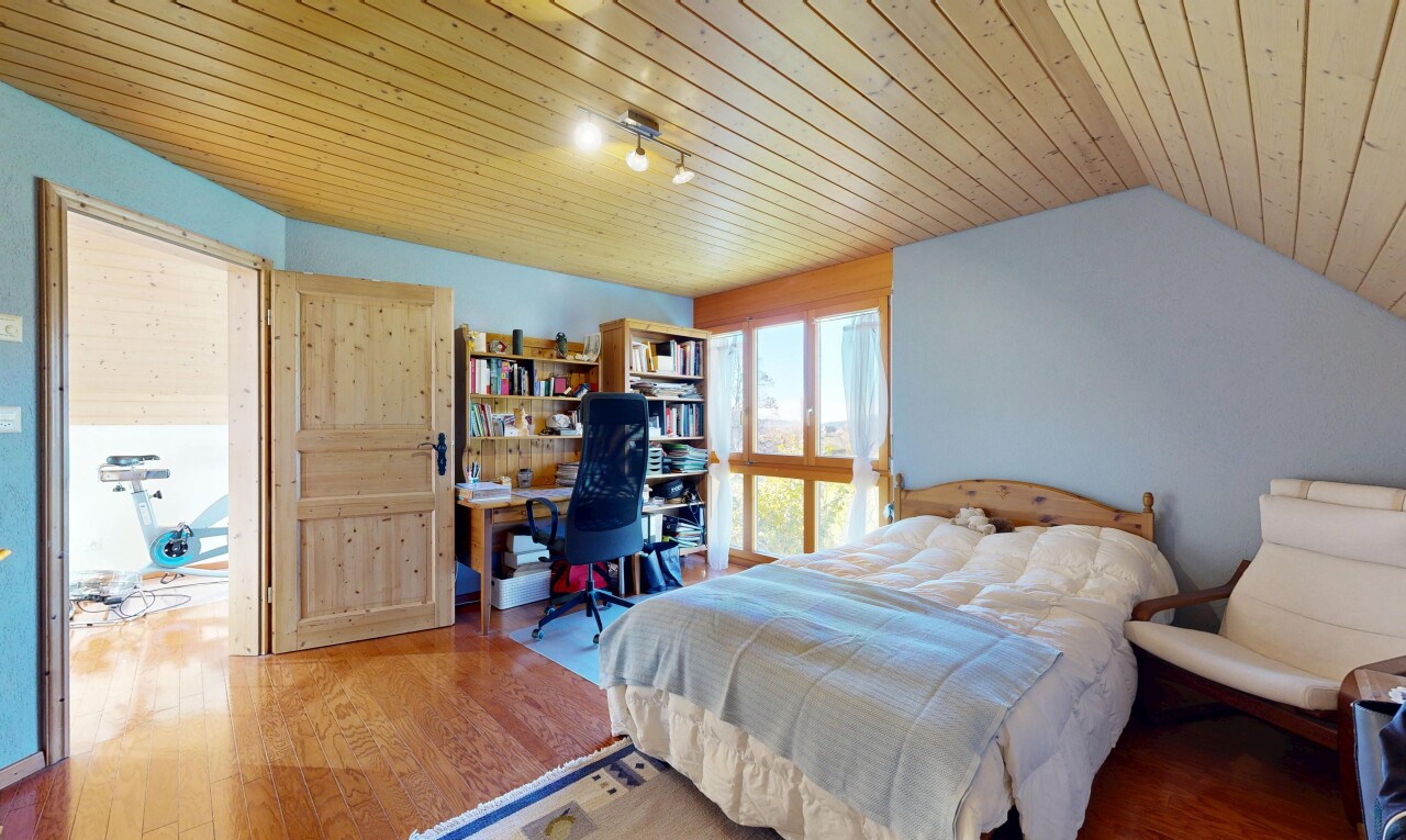 zimmer / schlafzimmer mit holzdecke, wood ceiling, bürobereich, holzfußboden, und wood finish floor