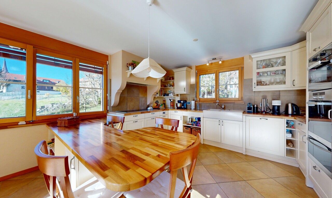 küche mit natürliches licht, natural light, weiße schränke, schränke mit zierleisten, und offene regale
