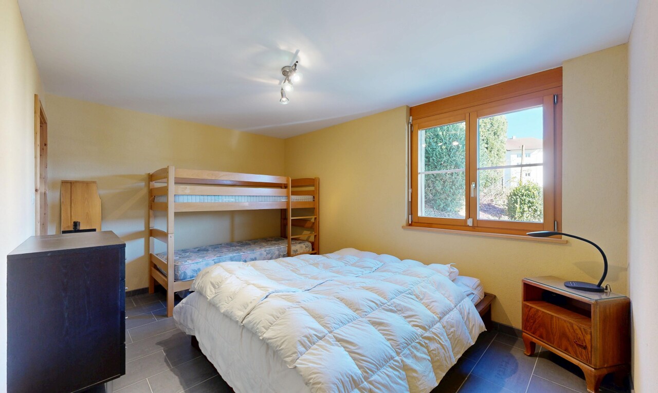 zimmer / schlafzimmer mit gipskartonwand, drywall, inside property, natürliches licht, und natural light