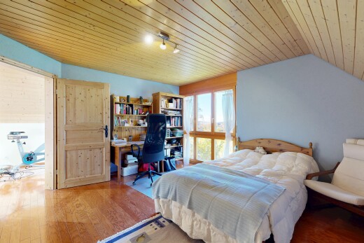 zimmer / schlafzimmer mit holzdecke, wood ceiling, bürobereich, holzfußboden, und wood finish floor