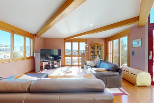 wohnzimmer mit inside property, fernseher, gipskartonwand, drywall, und holzfußboden