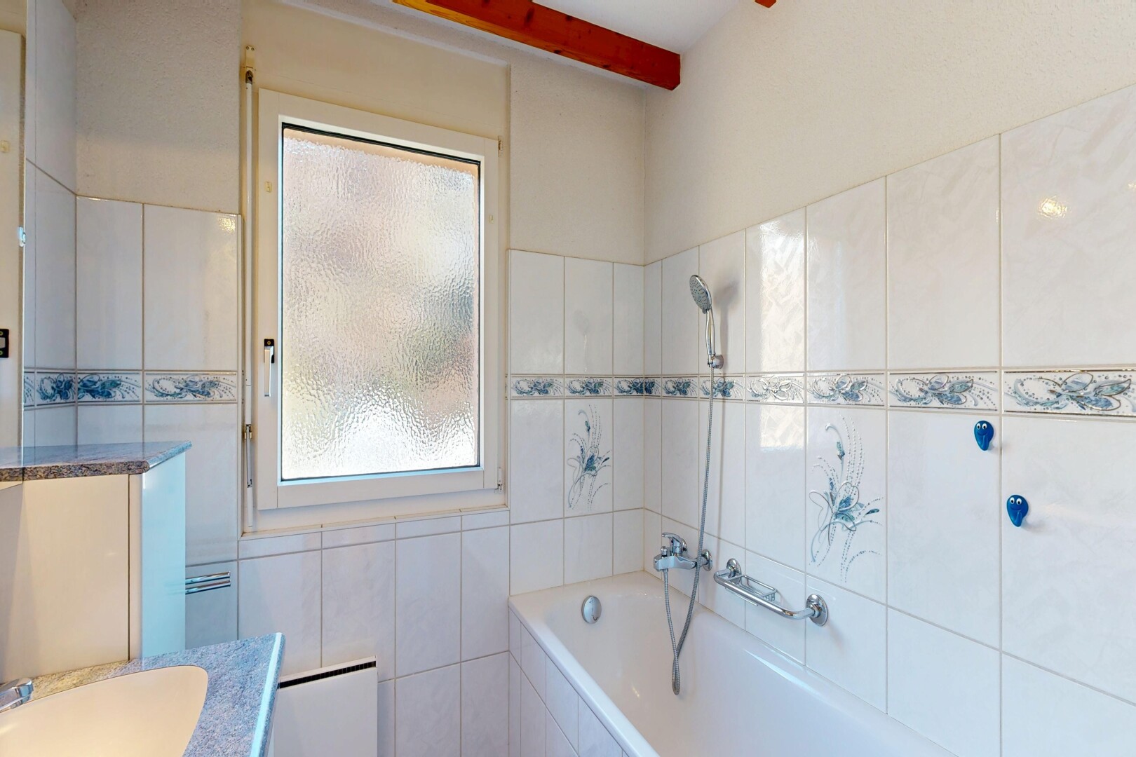 salle de bains avec lavabo (ou coiffeuse selon le contexte), salle de bain complète, douche-bain combinés, natural light, et lumière naturelle