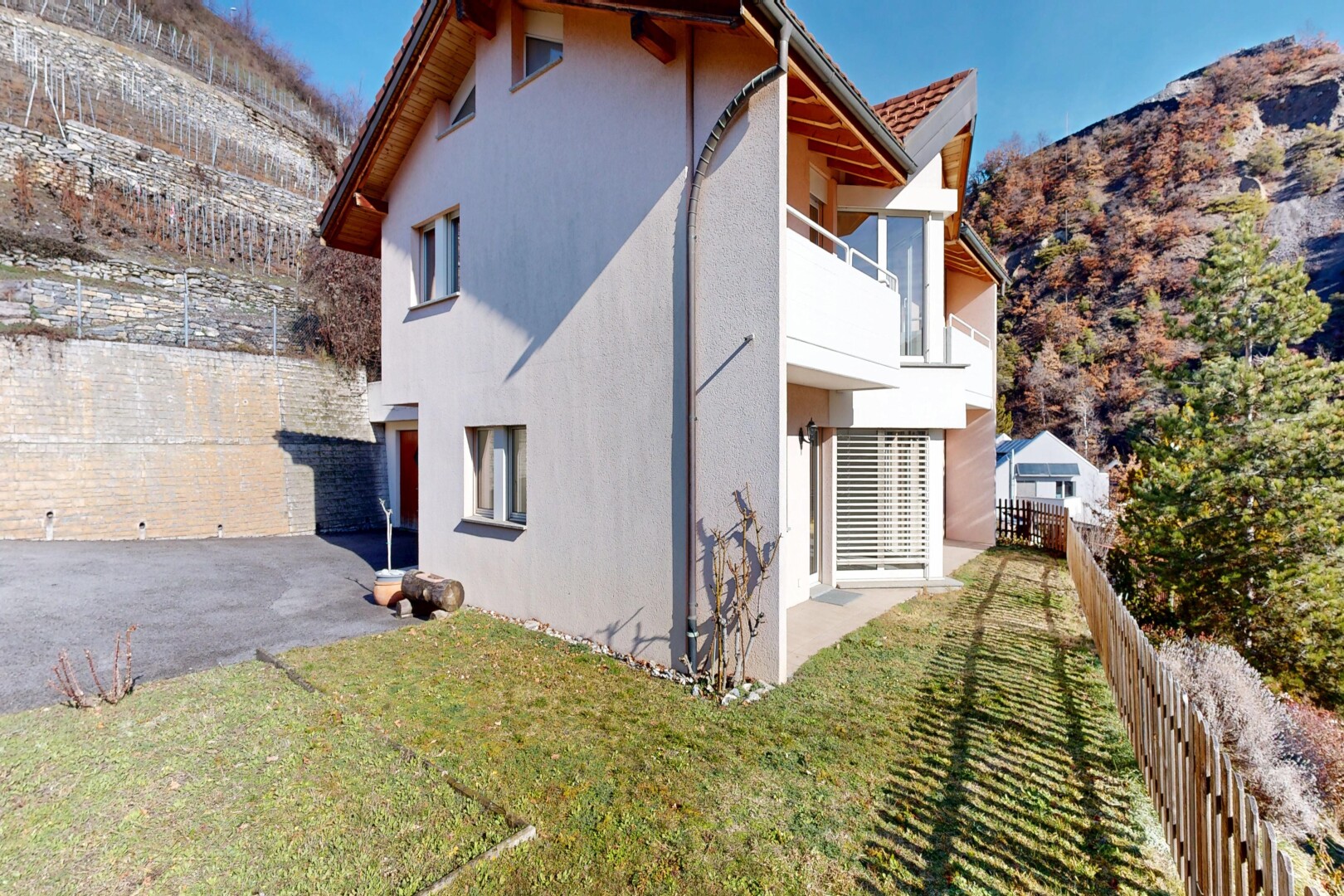façade avec clôture, day time, bardage en stuc, balcon, et mountain view