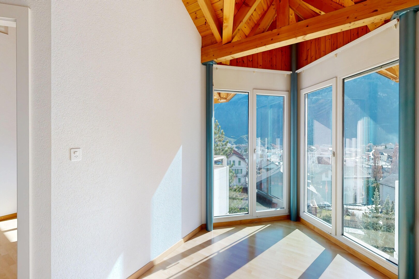 pièce vide avec lumière naturelle, natural light, inside property, plafond voûté, et vaulted ceiling