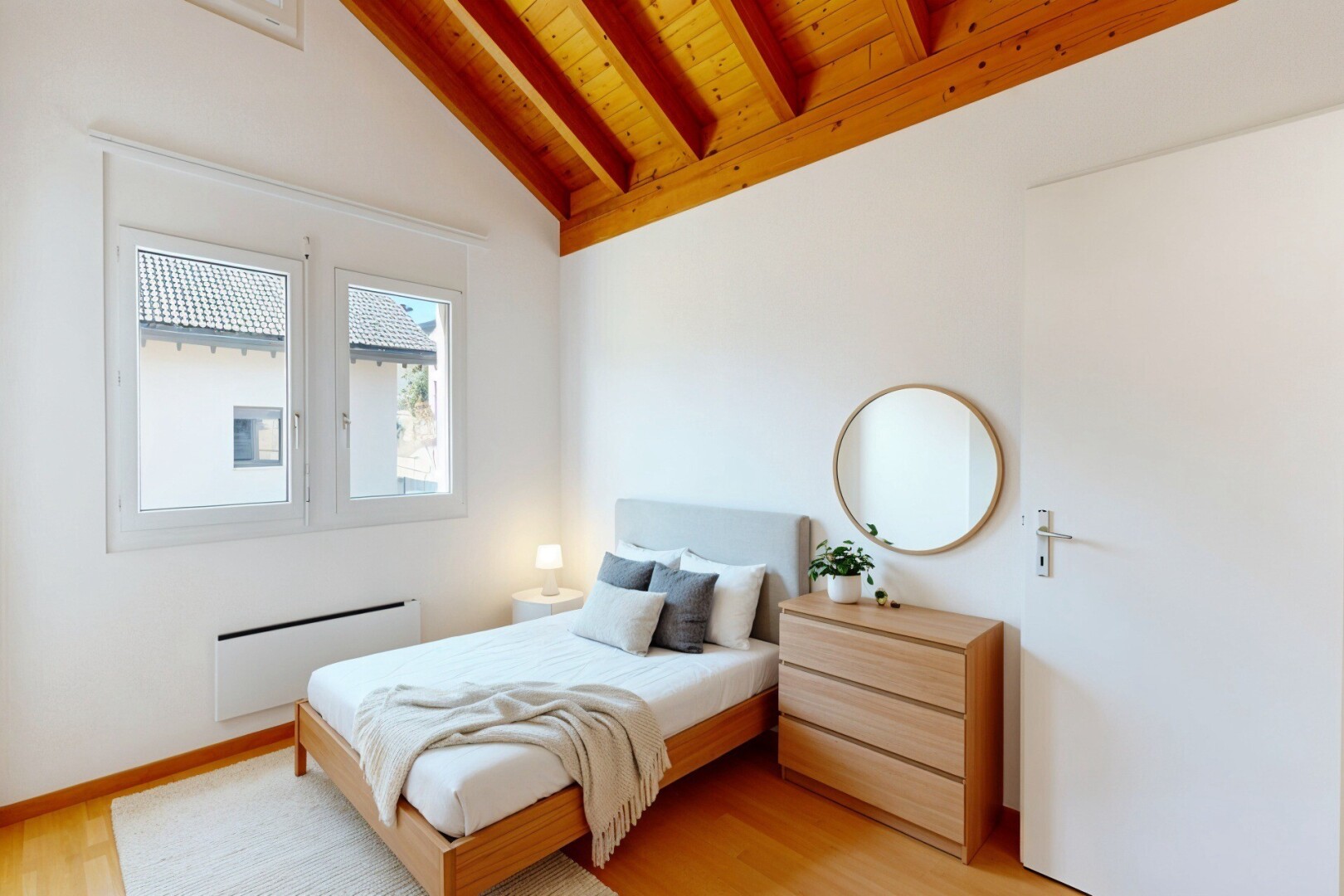 pièce vide avec drywall, cloison sèche, wood finish floor, sol en finition bois, et inside property