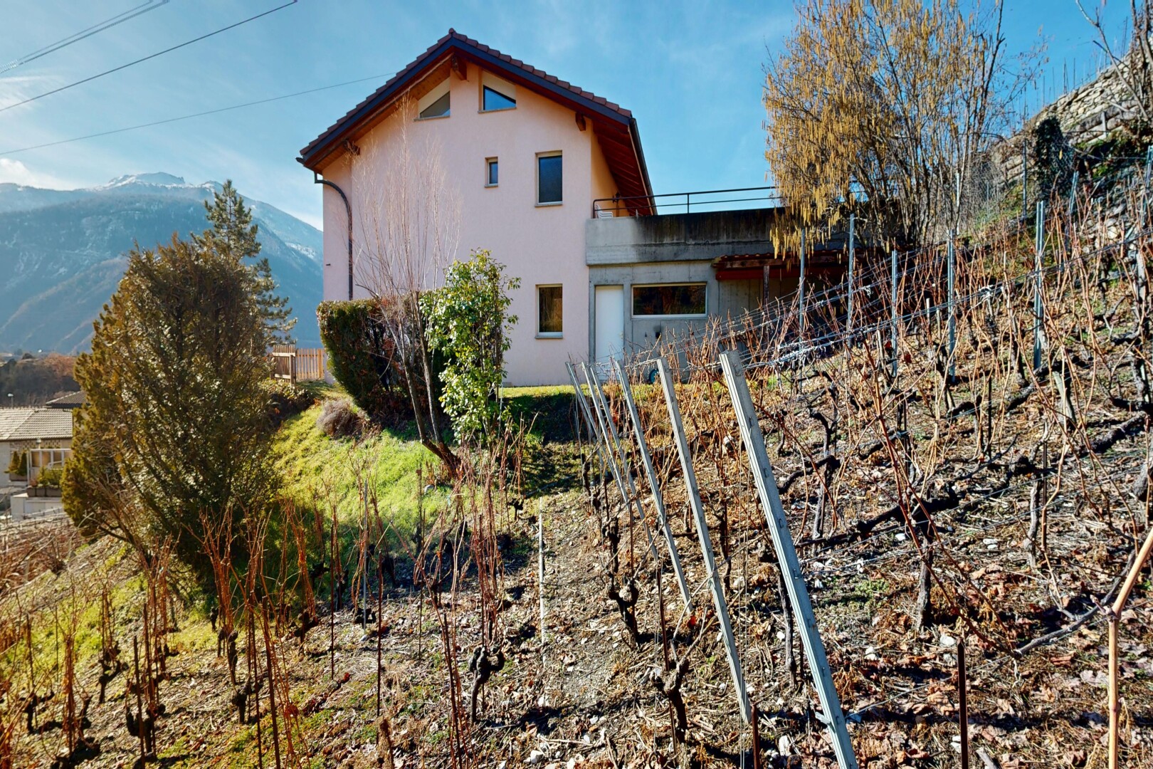 façade avec vue sur la montagne, mountain view, day time, bardage en stuc, et property visible