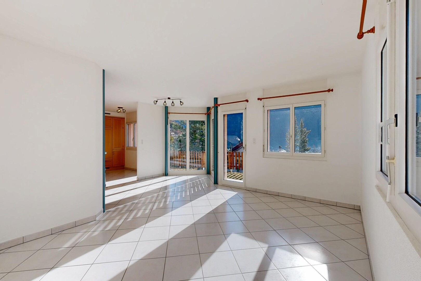 pièce vide avec drywall, cloison sèche, tile floor, sol en carrelage, et natural light