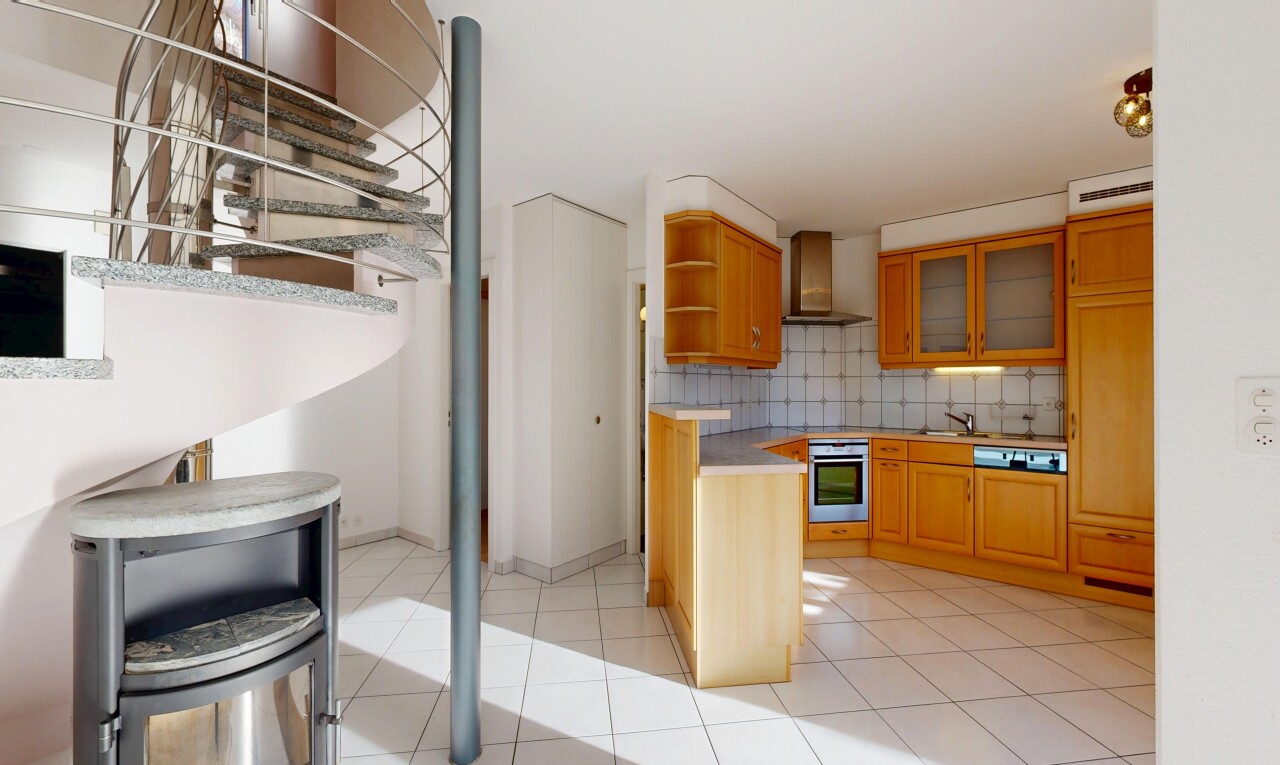 cuisine avec plans de travail, light countertops, hotte, étagères ouvertes, et open shelves