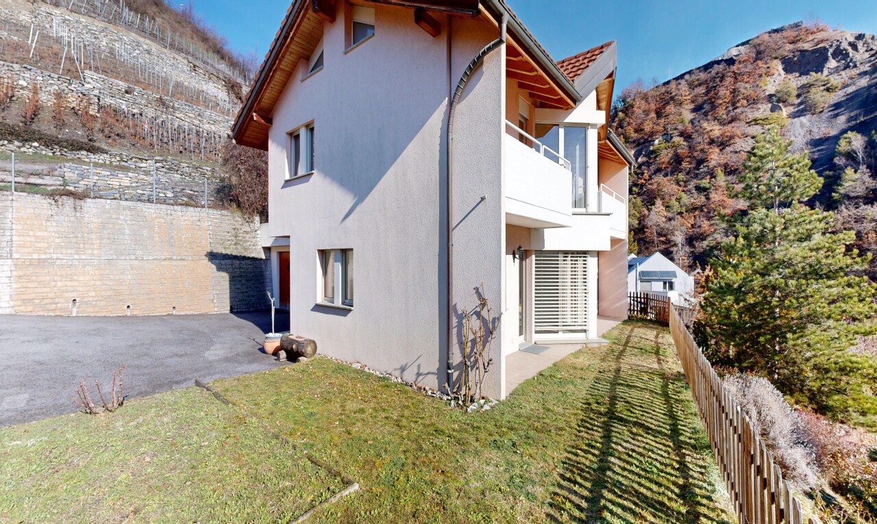 façade avec clôture, day time, bardage en stuc, balcon, et mountain view