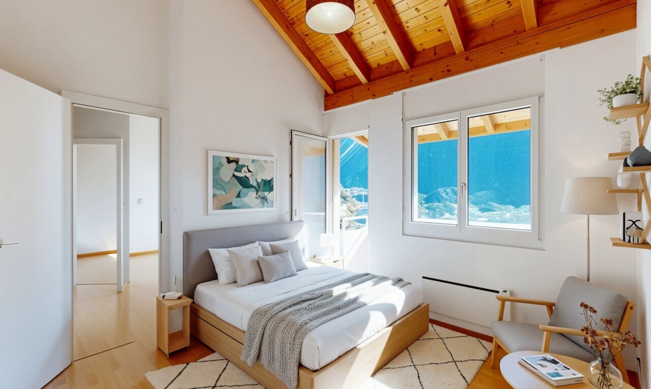 pièce vide avec drywall, cloison sèche, vaulted ceiling, plafond voûté, et wood finish floor