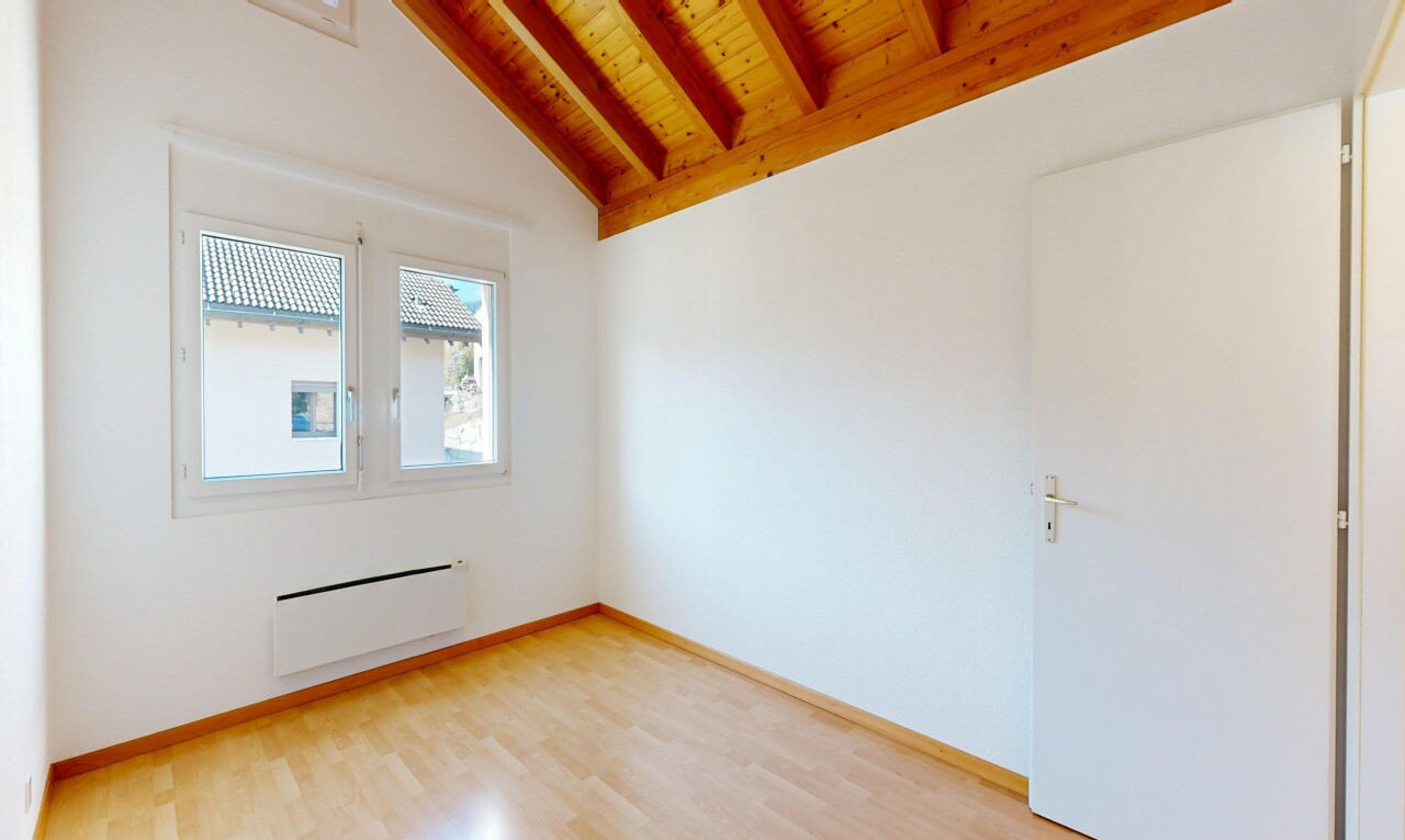 pièce vide avec drywall, cloison sèche, wood finish floor, sol en finition bois, et inside property