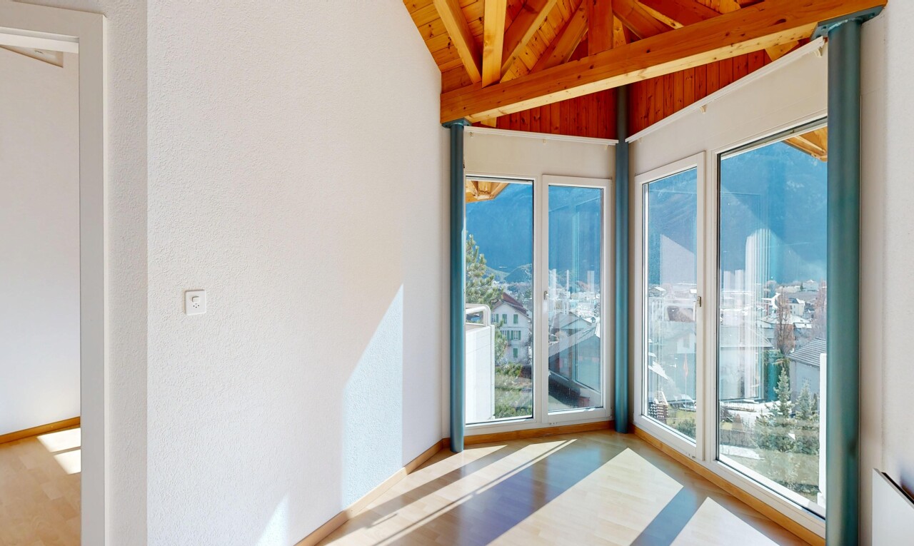 pièce vide avec lumière naturelle, natural light, inside property, plafond voûté, et vaulted ceiling