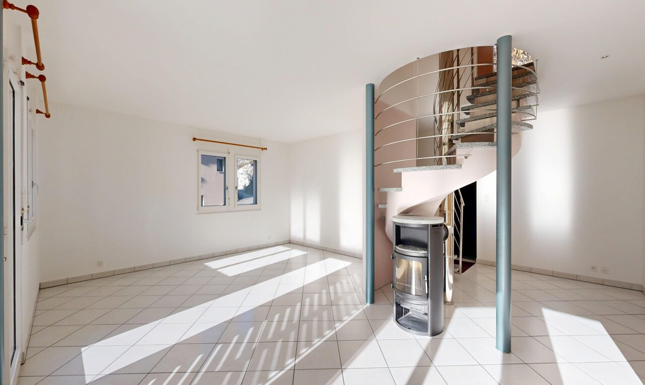 pièce vide avec cloison sèche, drywall, inside property, plinthes murales, et baseboards wall