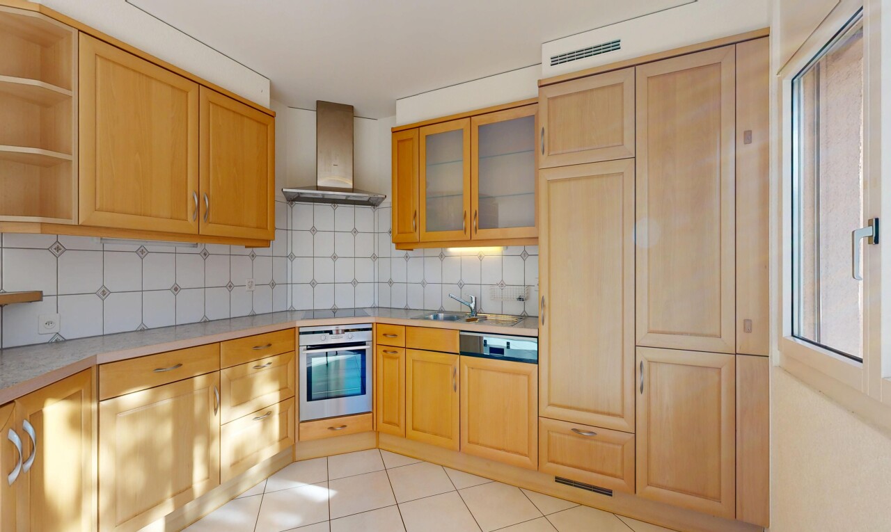 cuisine avec hotte, four, inside property, lave-vaisselle, et plans de travail