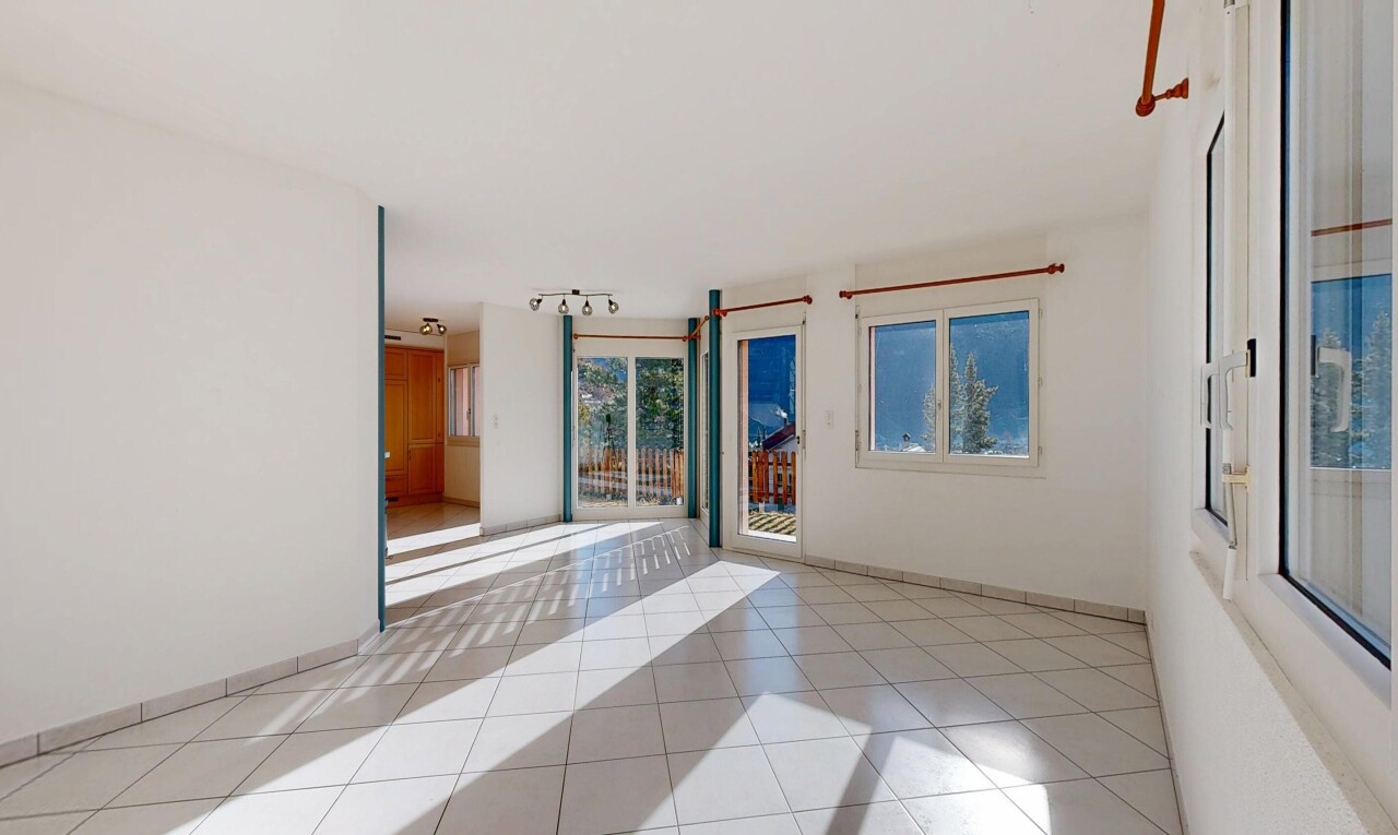 pièce vide avec drywall, cloison sèche, tile floor, sol en carrelage, et natural light
