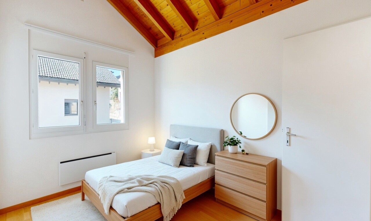 pièce vide avec drywall, cloison sèche, wood finish floor, sol en finition bois, et inside property