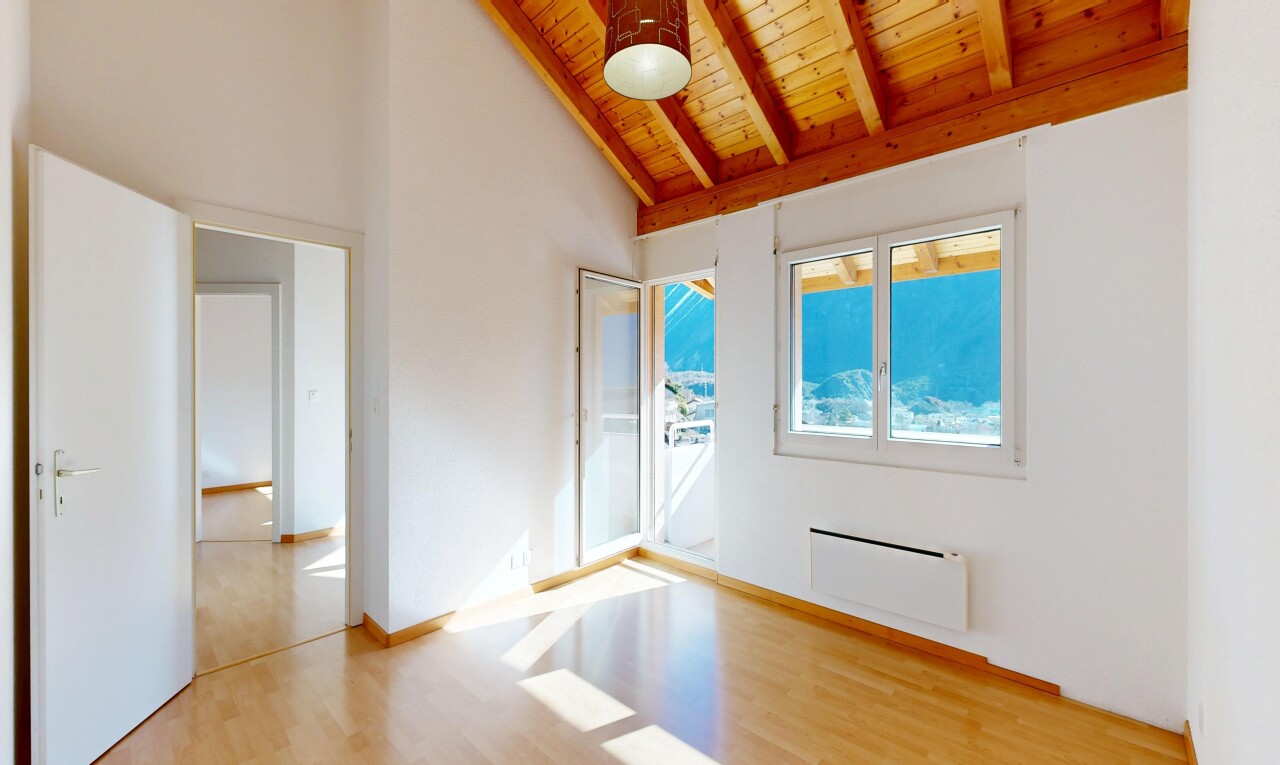pièce vide avec drywall, cloison sèche, vaulted ceiling, plafond voûté, et wood finish floor