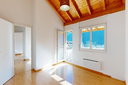 pièce vide avec drywall, cloison sèche, vaulted ceiling, plafond voûté, et wood finish floor