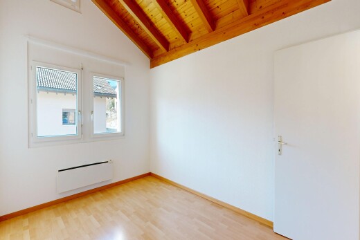 pièce vide avec drywall, cloison sèche, wood finish floor, sol en finition bois, et inside property