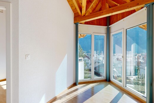 pièce vide avec lumière naturelle, natural light, inside property, plafond voûté, et vaulted ceiling