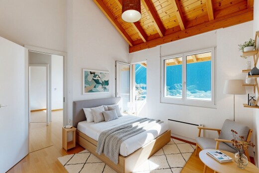 pièce vide avec drywall, cloison sèche, vaulted ceiling, plafond voûté, et wood finish floor