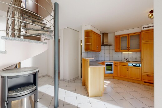 cuisine avec plans de travail, light countertops, hotte, étagères ouvertes, et open shelves