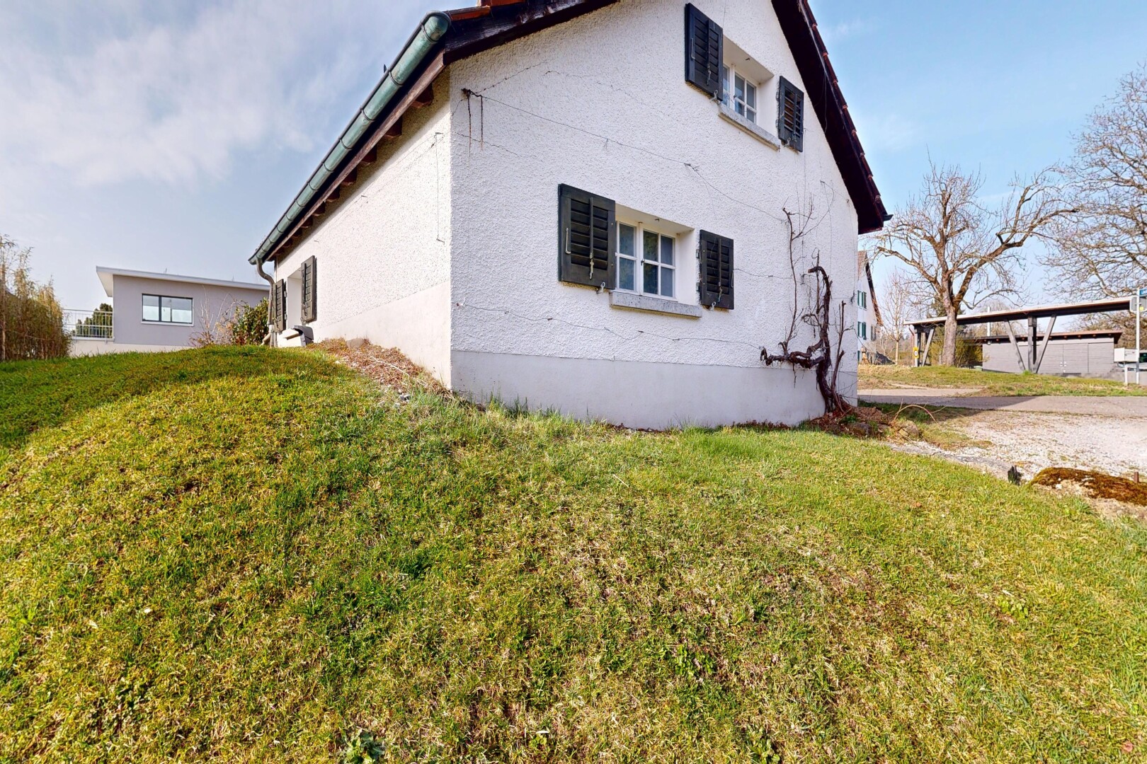 außenansicht mit day time, rasen, property visible, und stuckverkleidung