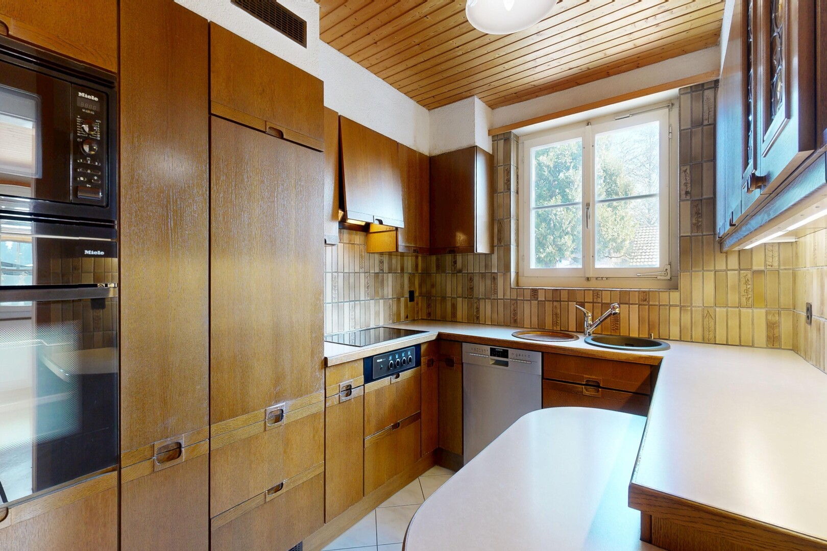küche mit ofen, mikrowelle, arbeitsplatten, light countertops, und mittelbraune schränke