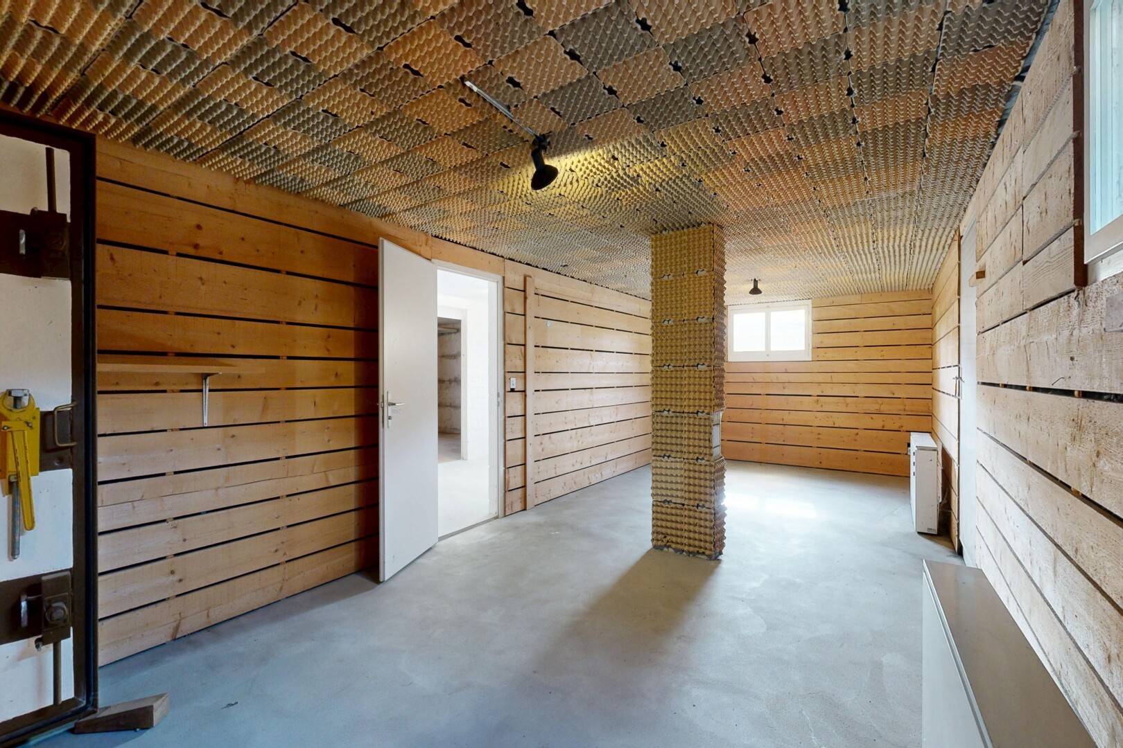 rezeption / lobby mit wood wall, concrete floor, natural light, inside property, und finished concrete floor