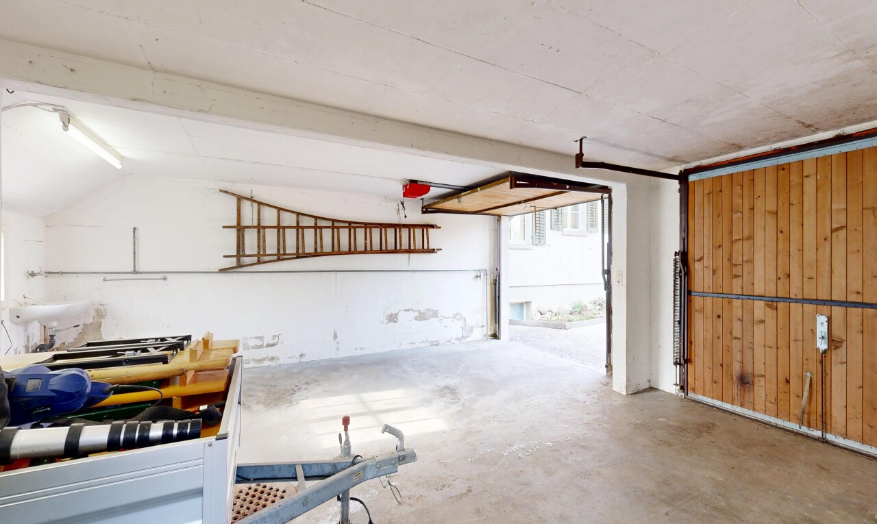 küche mit inside property, betonboden, concrete floor, weiße schränke, und white cabinets