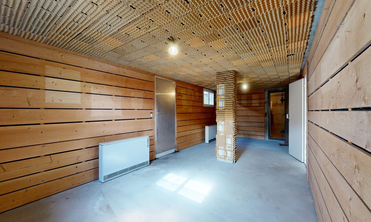 rezeption / lobby mit concrete floor und wood wall