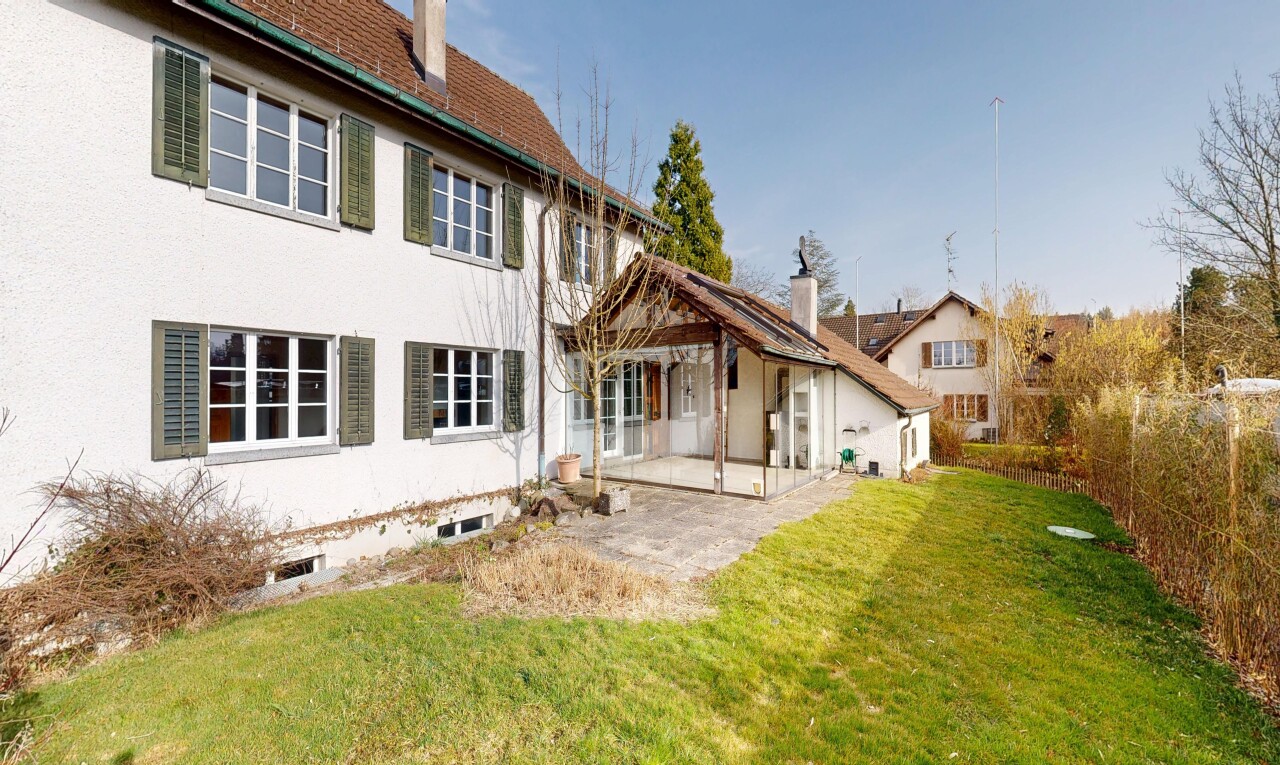 außenansicht mit property visible, terrasse, stuckverkleidung, rasen, und schornstein