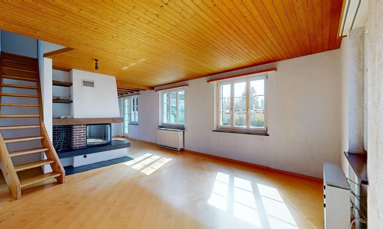 wohnzimmer mit treppen, natural light, natürliches licht, kamin, und inside property