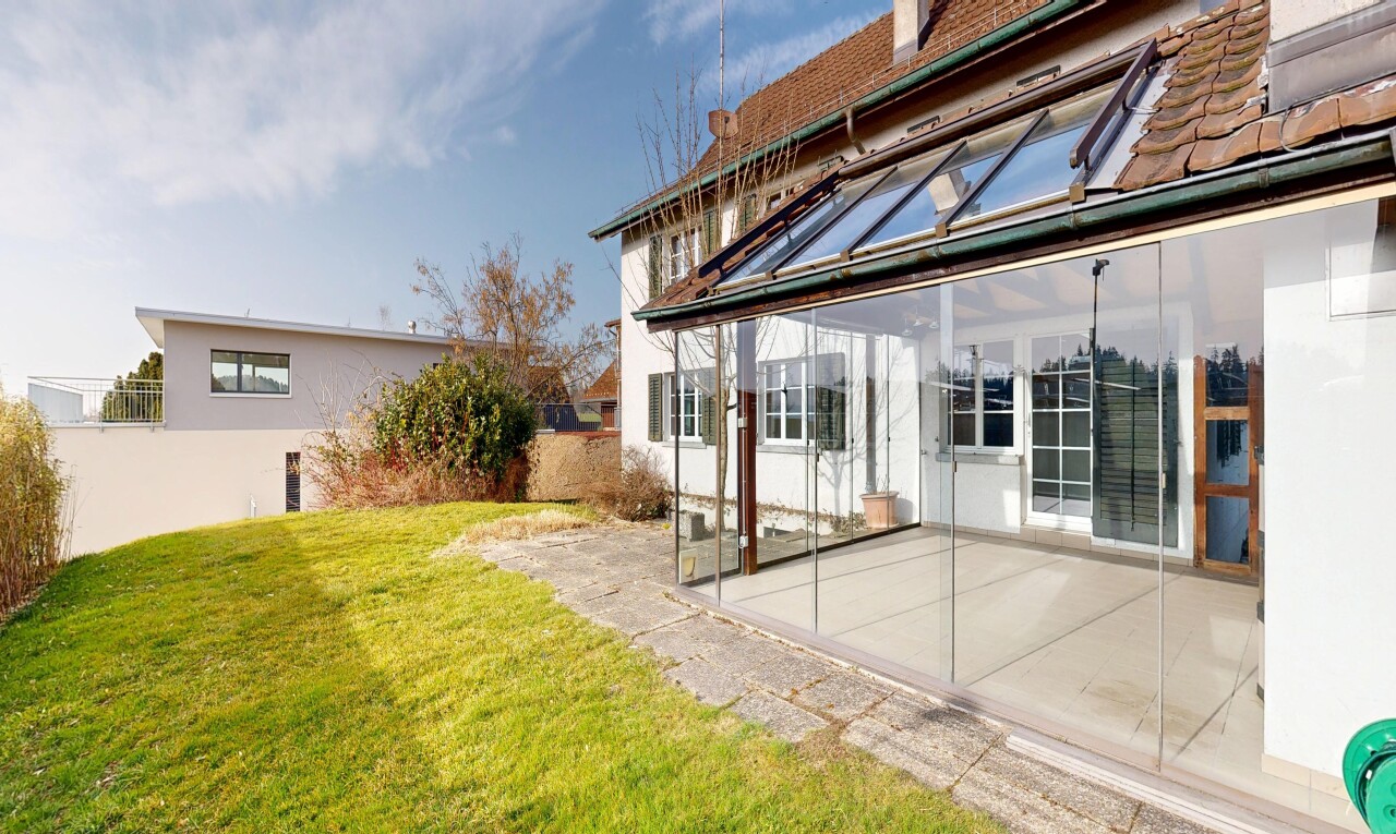 außenansicht mit rasen, property visible, day time, terrasse, und zaun
