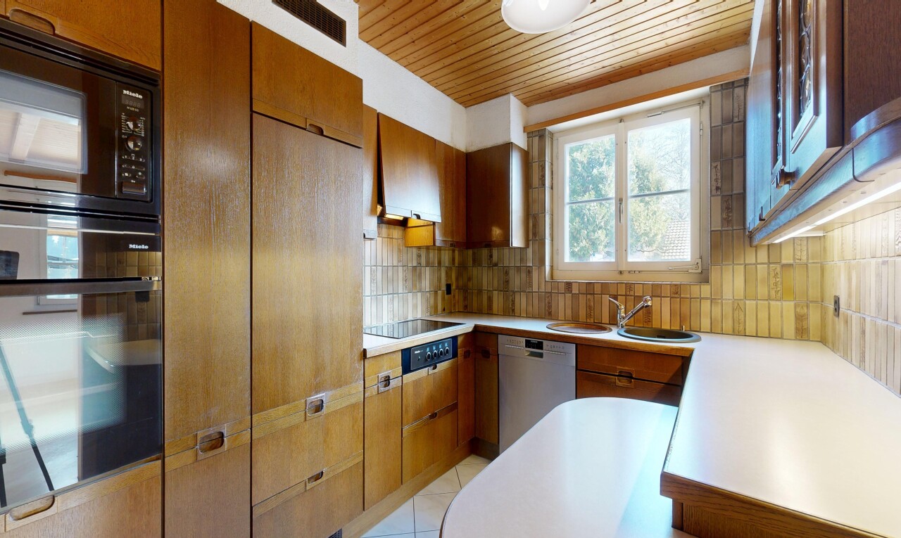 küche mit ofen, mikrowelle, arbeitsplatten, light countertops, und mittelbraune schränke