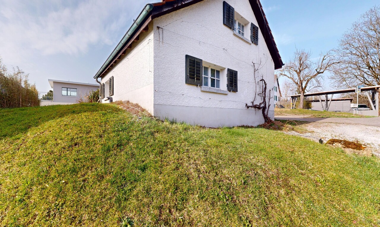 außenansicht mit day time, rasen, property visible, und stuckverkleidung