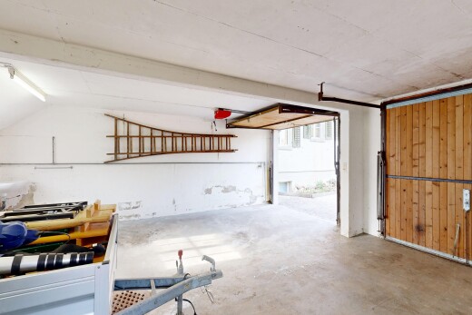 küche mit inside property, betonboden, concrete floor, weiße schränke, und white cabinets