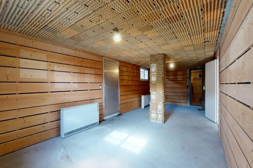 rezeption / lobby mit concrete floor und wood wall