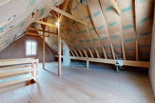 treppe mit kathedralendecke, cathedral ceiling, niedrige decke, low ceiling, und natürliches licht