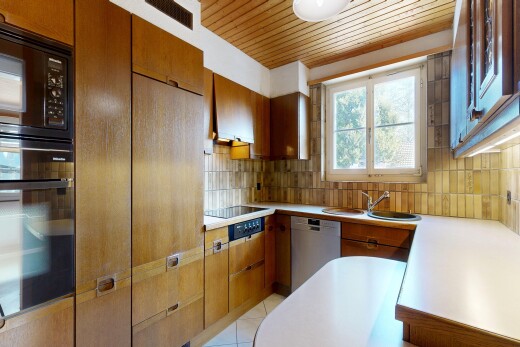 küche mit ofen, mikrowelle, arbeitsplatten, light countertops, und mittelbraune schränke