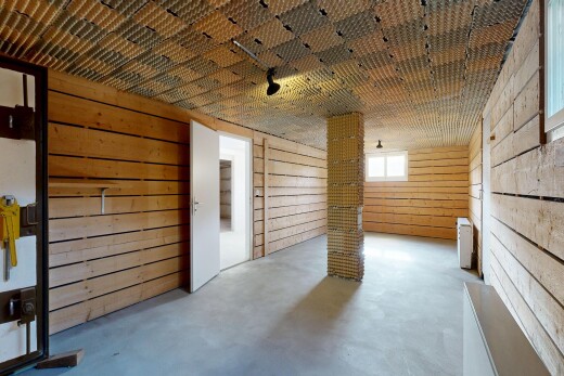 réception / lobby avec wood wall, concrete floor, natural light, inside property, et finished concrete floor